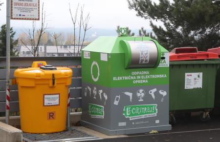 ZABOJNIK ZA ODPADNO ELEKTRIČNO IN ELEKTRONSKO ORODJE IN BATERIJE CERKNICA 08 FOTO LJUBO VUKELIČ